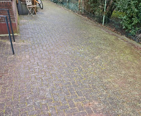 Betonsteinpflaster vor der Reinigung